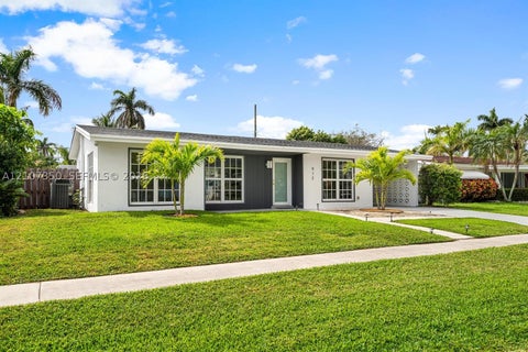 Photo of 912 SE 16th Pl, Deerfield Beach, FL 33441 (MLS # A12107350)
