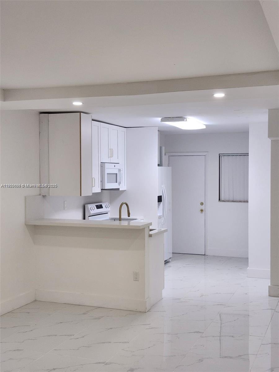 JADE WINDS GROUP - - Residential Lease