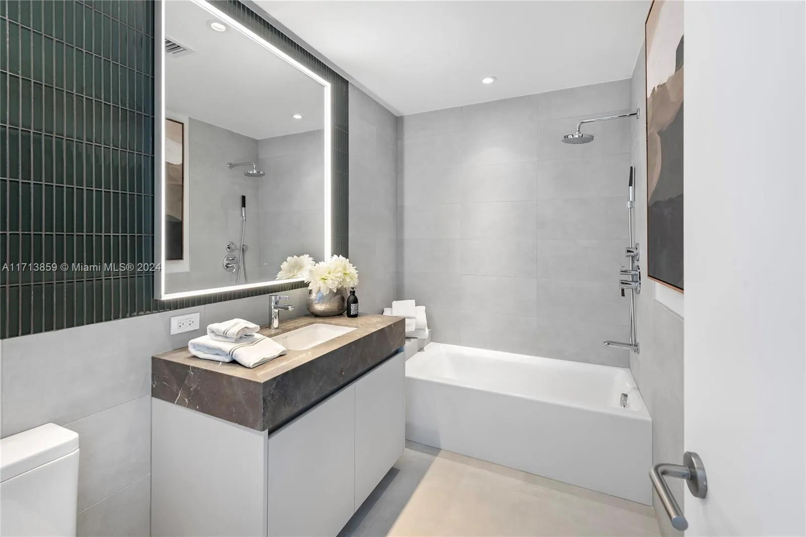 Miami Beach, Florida 33139, United States, 4 Bedrooms Bedrooms, ,5 BathroomsBathrooms,Residential,Active,24425