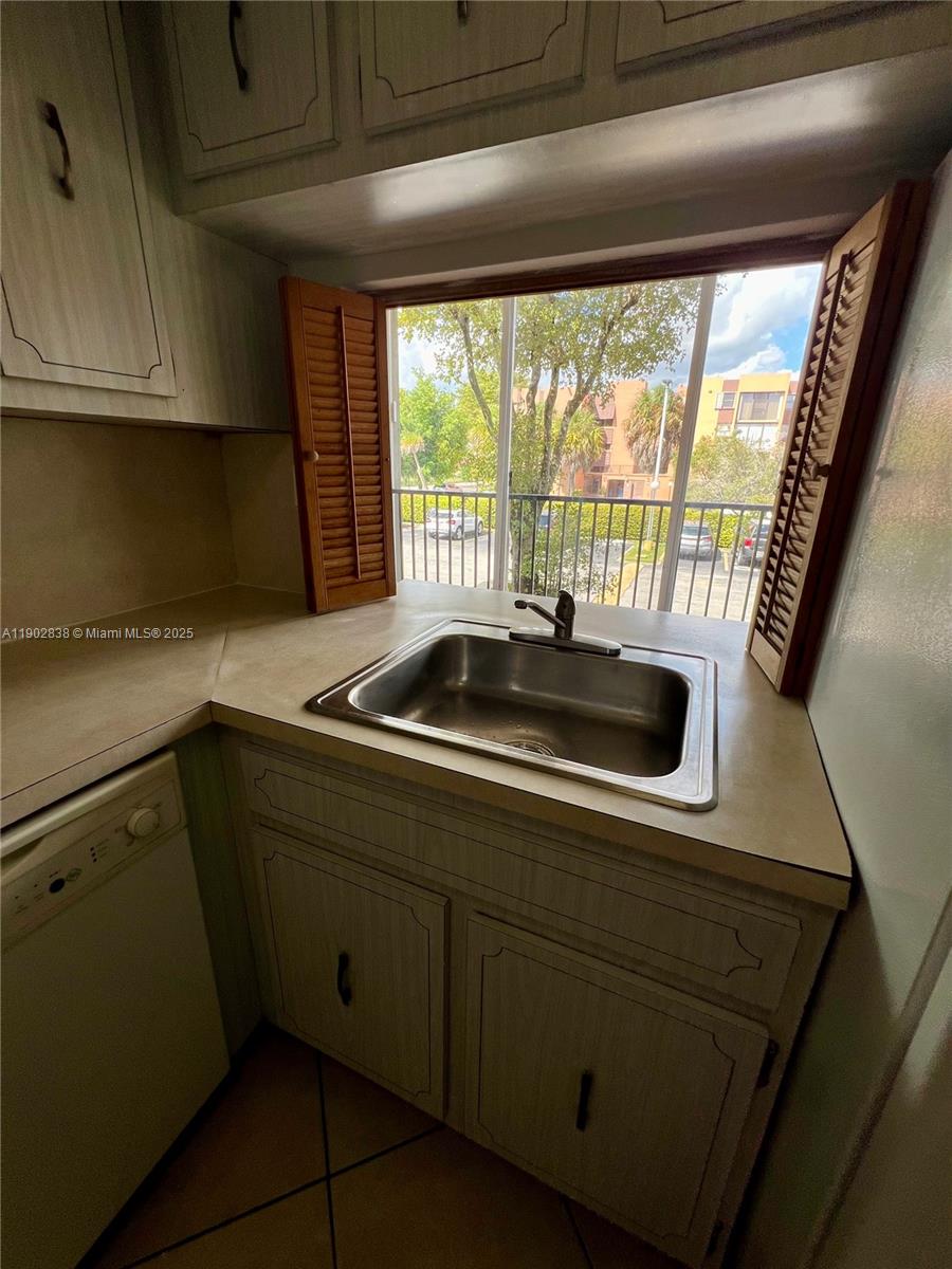 VERSAILLE GARDENS I CONDO - Residential