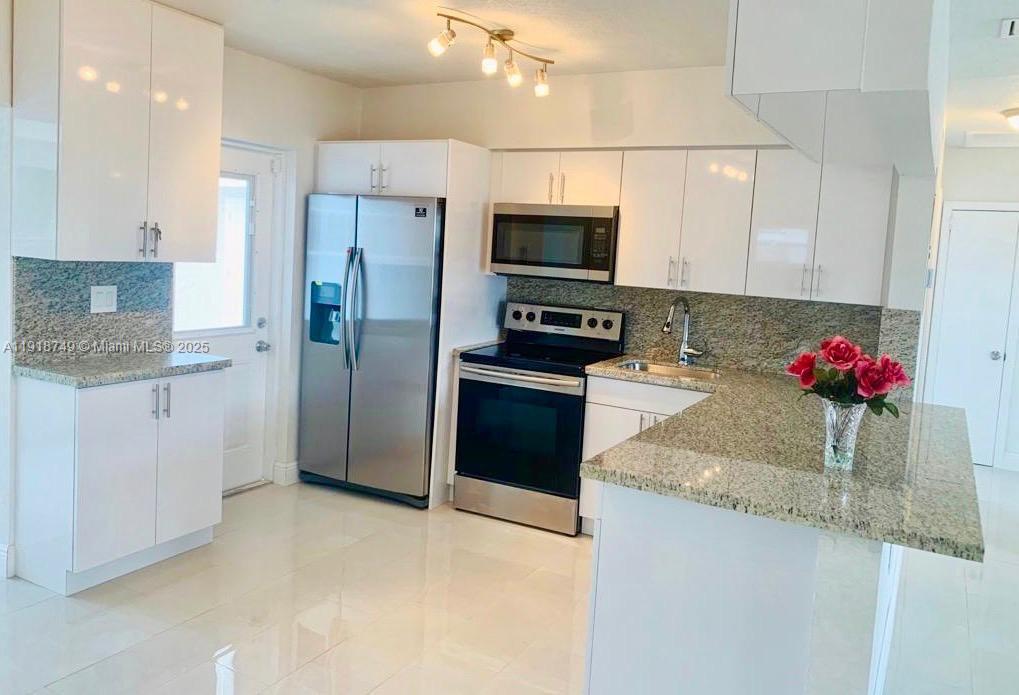 FLAMINGO PARK SEC - Residential Lease