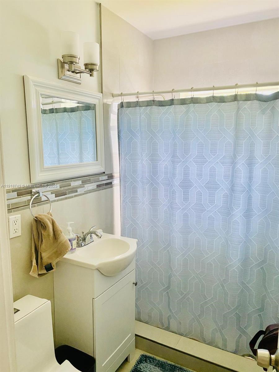 FLAMINGO PARK SEC - Residential Lease