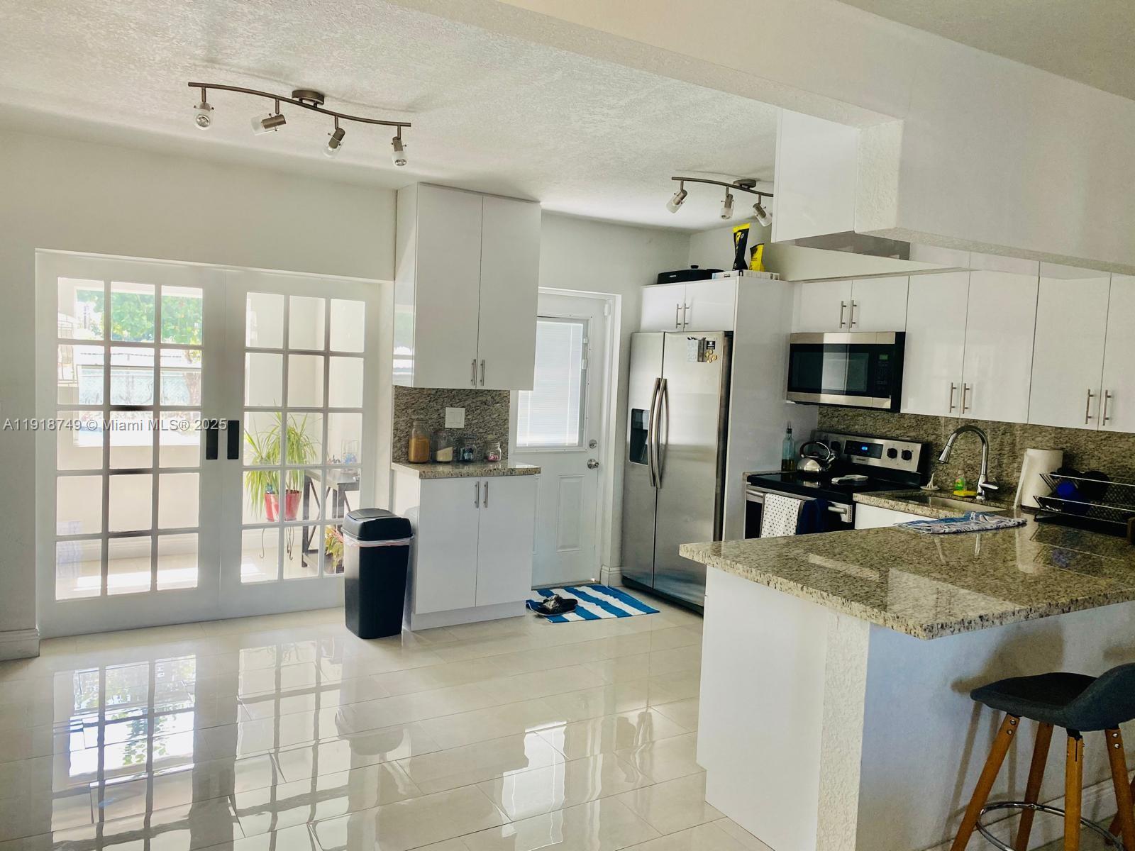 FLAMINGO PARK SEC - Residential Lease