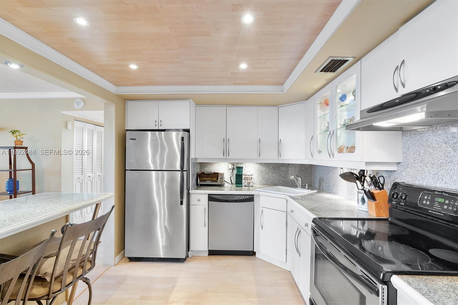 BAYVIEW TOWERS CONDO SOUT - Residential