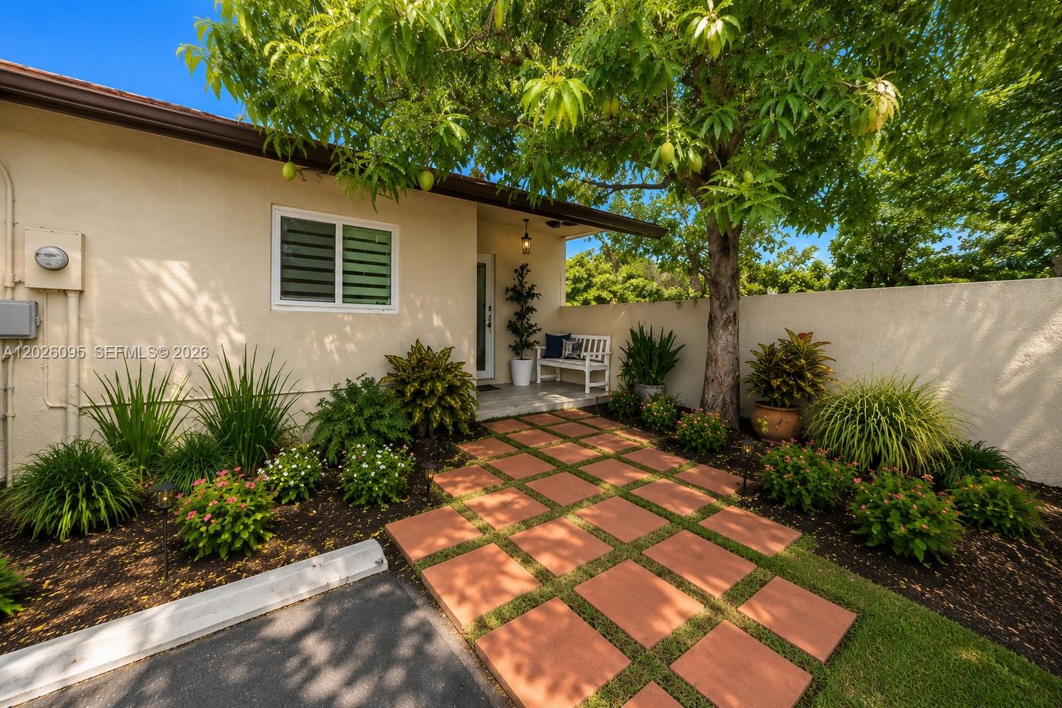 GROVES VILLAS - Residential