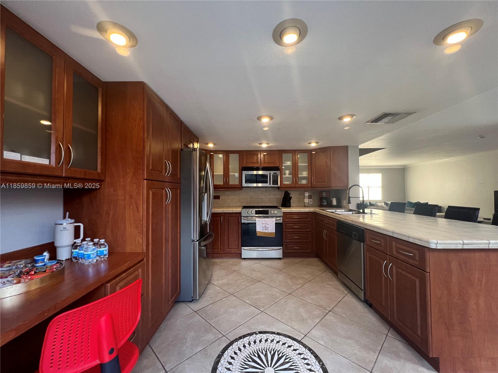 LAKES MEADOW VILG HOMES C - Residential