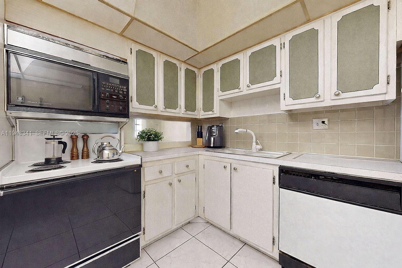 PLAZA TOWERS SOUTH CONDO - Residential