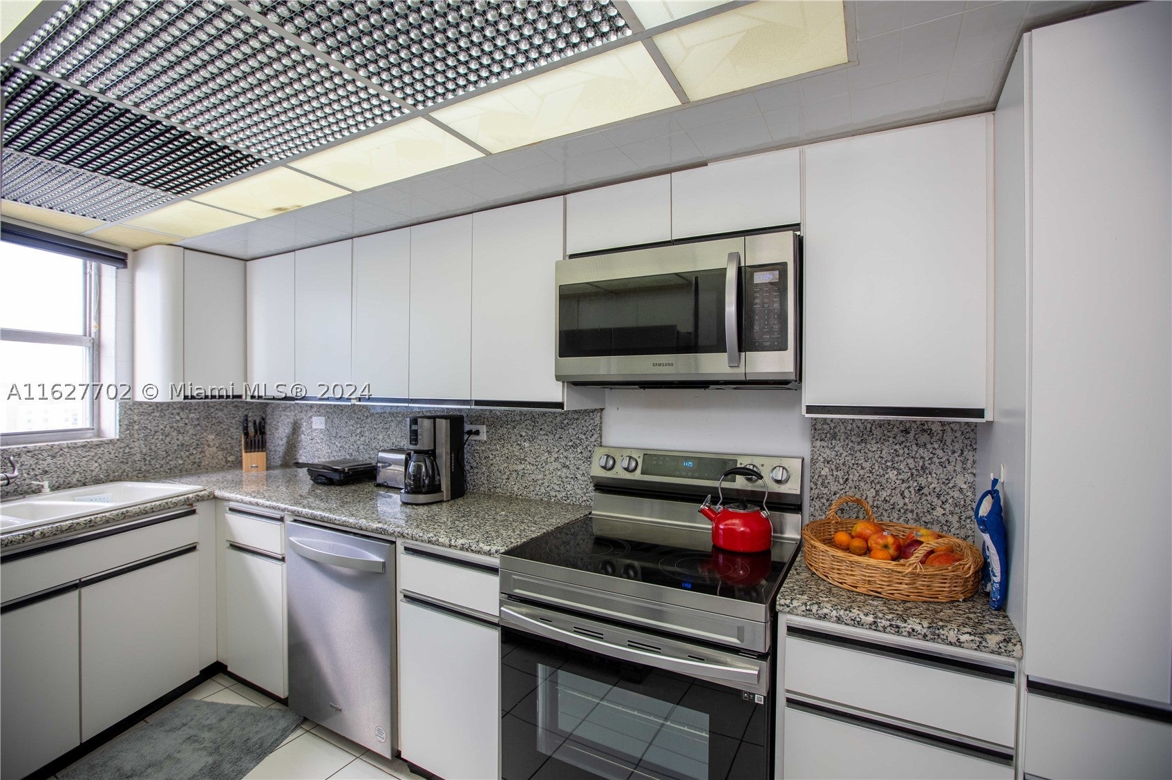 6039 Collins Ave 1728