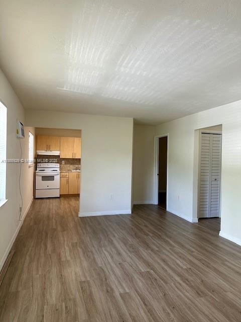 Freshly painted one bedroom and one bathroom unit in a duplex. One parking space, ready to move in. Excellent location.