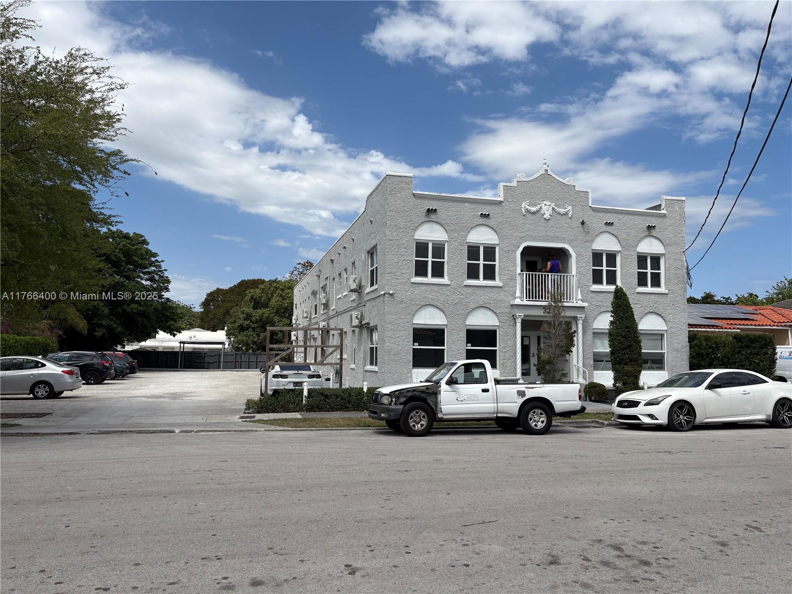 Nicely updated unit and building near Coral Gables, Brickell, and Calle 8. In central Little Havana. Close to everything. Laundry facilities on premises. Off street parking, WIFI, and water included. Freshly painted and cleaned.