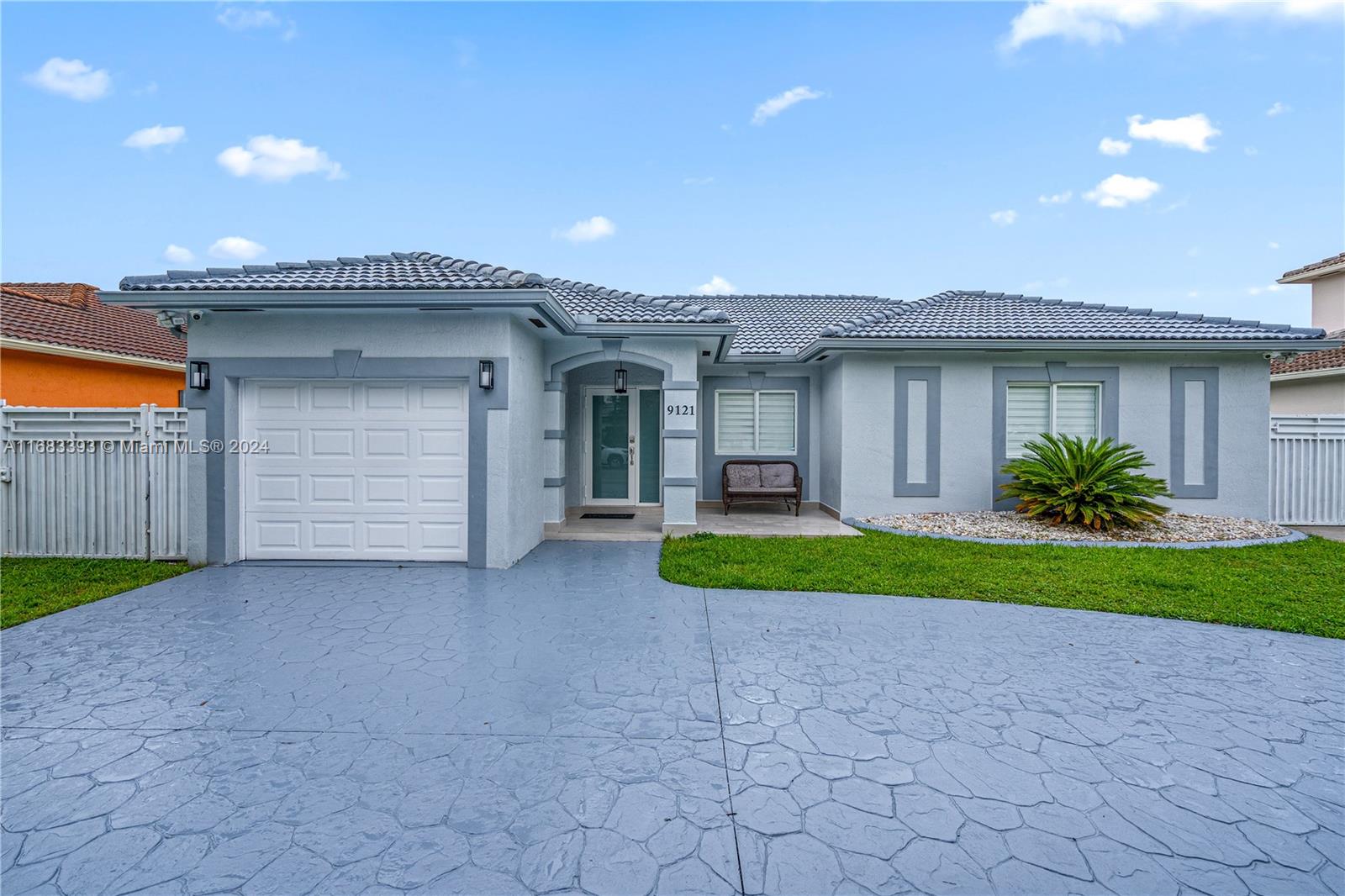 9121 Nw 166th Ter, Miami Lakes, Miami-Dade County, Florida - 3 Bedrooms  
2 Bathrooms - 