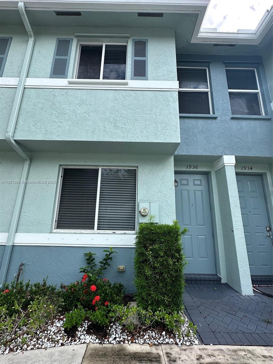 Magnificent 3 Bed/ 2.5 Baths At Sonoma Bay, ceramic floor, Washer and dryer in the unit, Refrigerator, Diswasher, Stove, Microwave, 24 hour maned gated community, pool, Gym, children's play area.