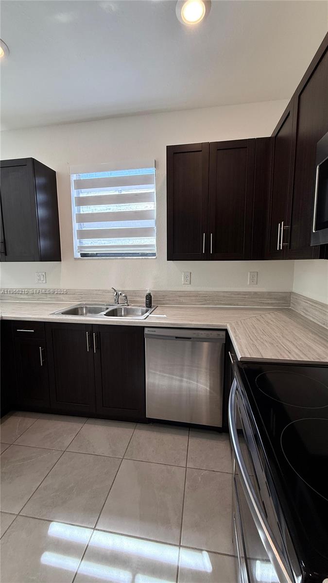 SILVER PALM RESIDENTIAL H - Residential Lease