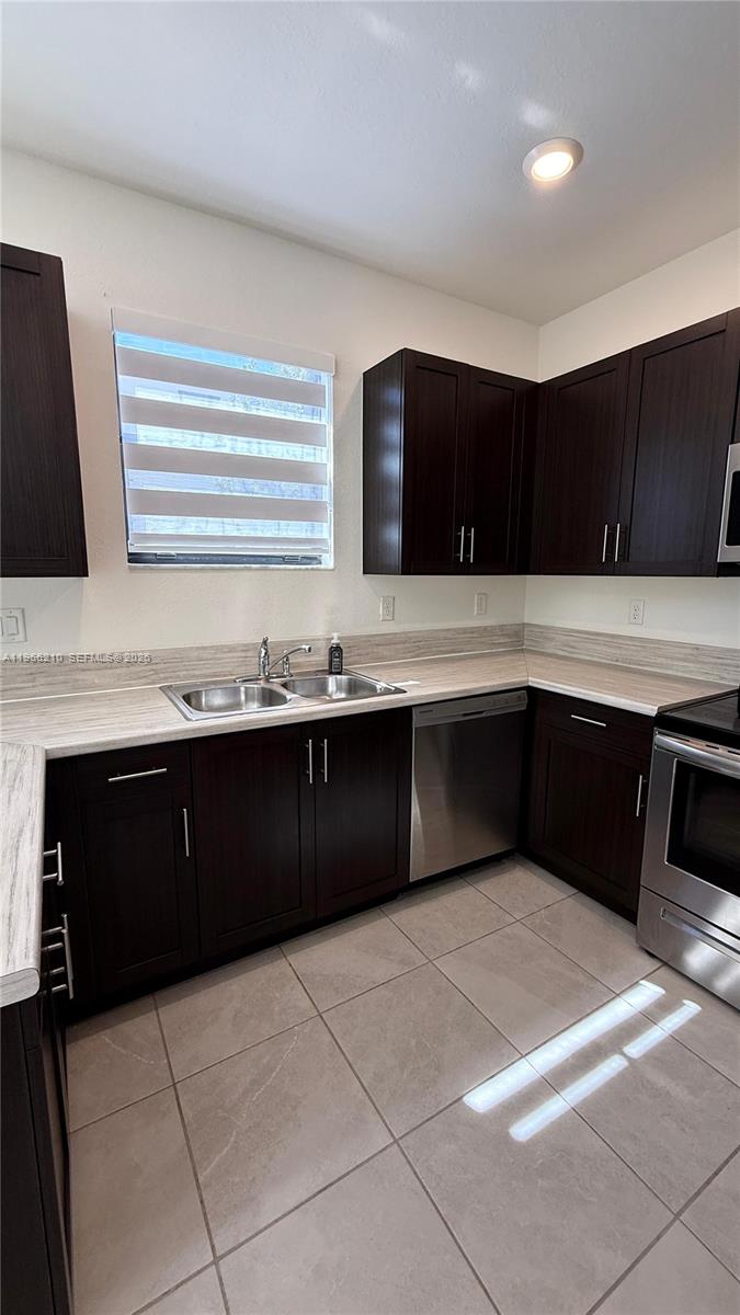 SILVER PALM RESIDENTIAL H - Residential Lease