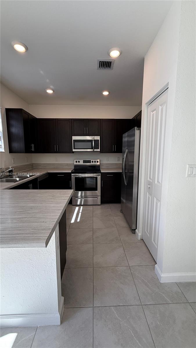 SILVER PALM RESIDENTIAL H - Residential Lease