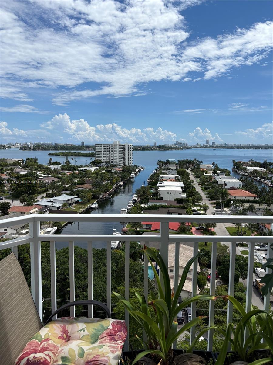 Beautiful 2/2 unit in North Miam, with lots of natural light and spectacular view.
Ceramic floor, open kitchen with stainless steel appliances.
Building amenities include gym, private pool, sauna, private enclosed parking, library/conference hall.