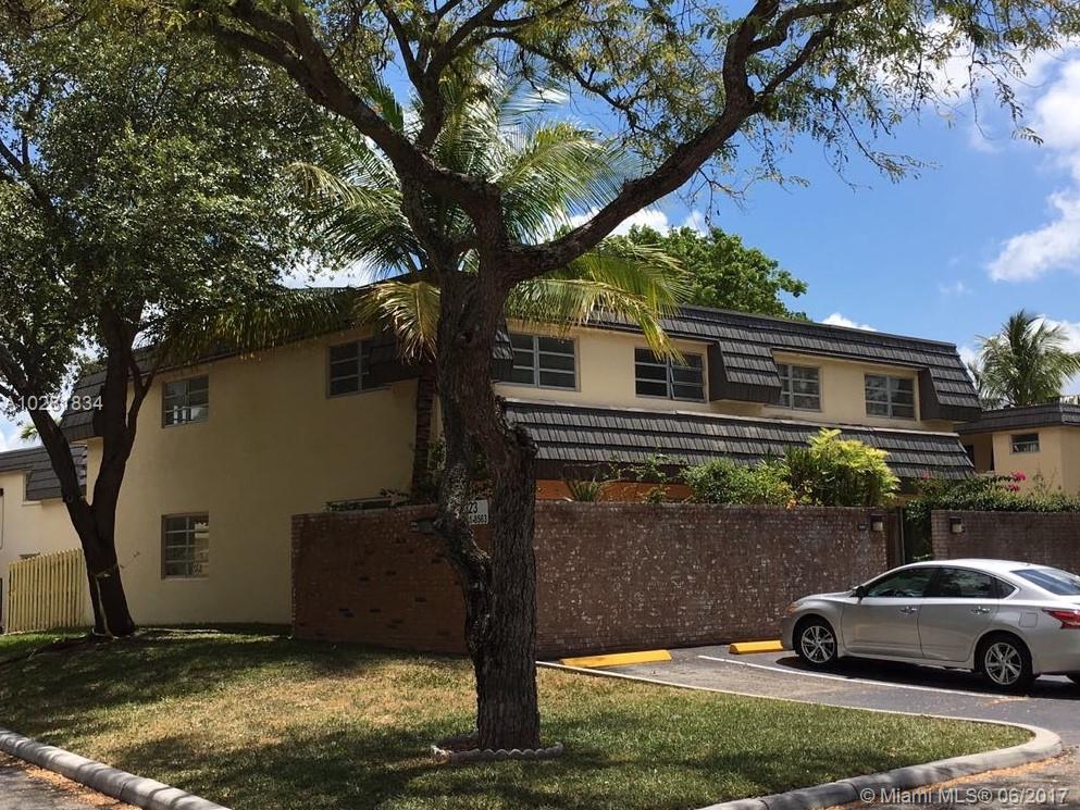 Total Renewed!
New porcelain tile floor, brand new kitchen, new stainless steel appliances, new A/C unit, laminated floors in bedrooms, patio with new fence. 
Assoc. fee include water, Comcast basic cable, exterior areas, insurance.
Great location! close to shoppings, restaurant, mall.


MUST SEE !