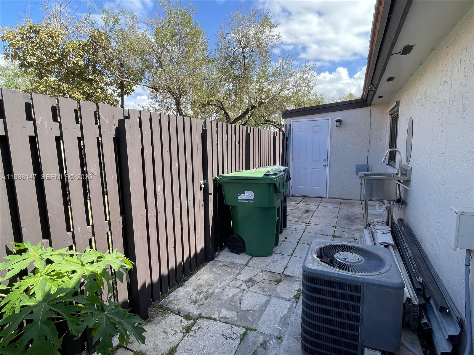 LAKES MEADOW VILG HOMES C - Residential Lease