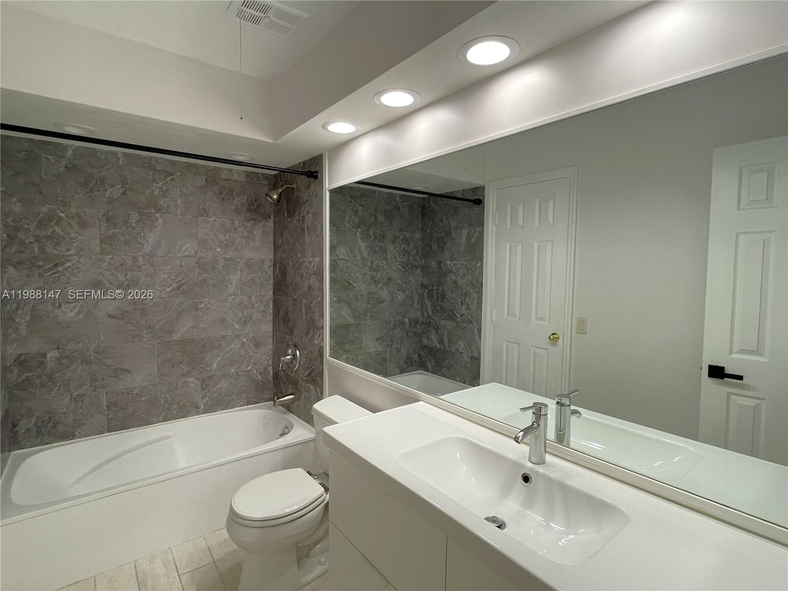 LAKES MEADOW VILG HOMES C - Residential Lease