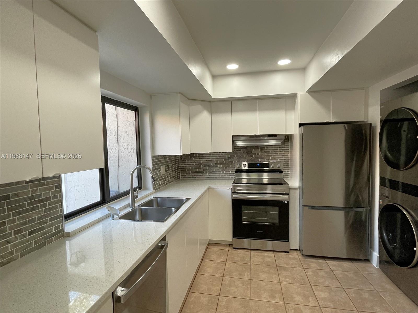 LAKES MEADOW VILG HOMES C - Residential Lease