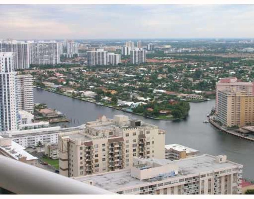 Gorgeous 1 bedroom +Den that could be a 2nd bedroom or an office and 1 full bathroom, amazing intracoastal and city views..   Luxury oceanfront building featuring full service Spa &fitness center, restaurant ,bar, 24 hs valet parking complementary.