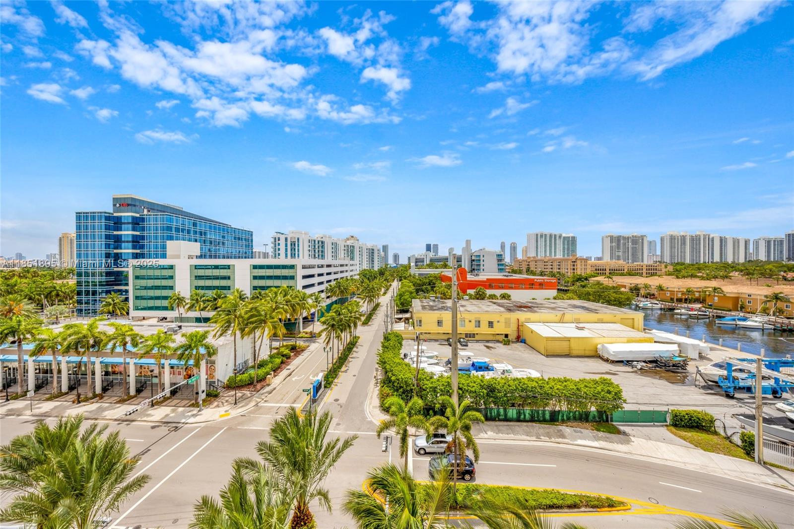 Modern 2BD/2BA at The Venture East!
Spacious unit with split floor plan, open kitchen with granite countertops & stainless steel appliances, floor-to-ceiling windows, and a private balcony. Washer/dryer in unit. Full-service building with 2 pools, gym, theater, business center & 24/7 security.
Prime Aventura location — steps to shops, restaurants, Publix, and Aventura Mall.
Pet-friendly. Rentals allowed 4x/year.
