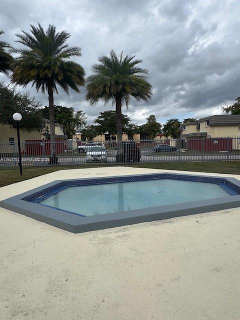 KENDALE LK TOWNHOUSE COND - Residential