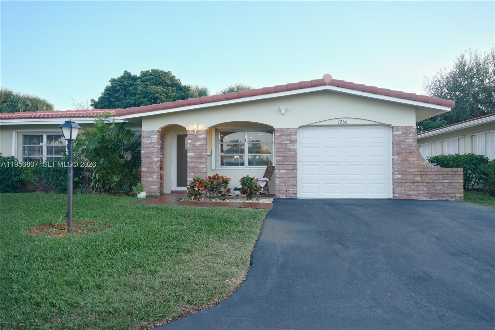 CRYSTAL LAKE VILLAS - Residential