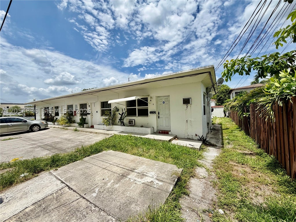 Photo of 2041 S jackson St #4, Hollywood, FL 33020 (MLS # A12054836)