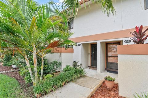 4347 SW 70th Ter Davie FL 33314