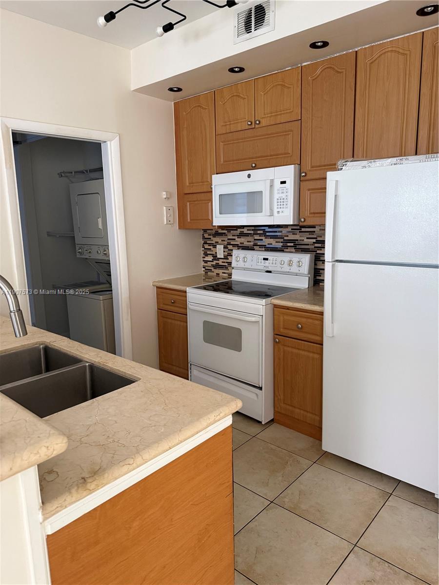 LA HACIENDA COUNTRY CLUB - Residential Lease