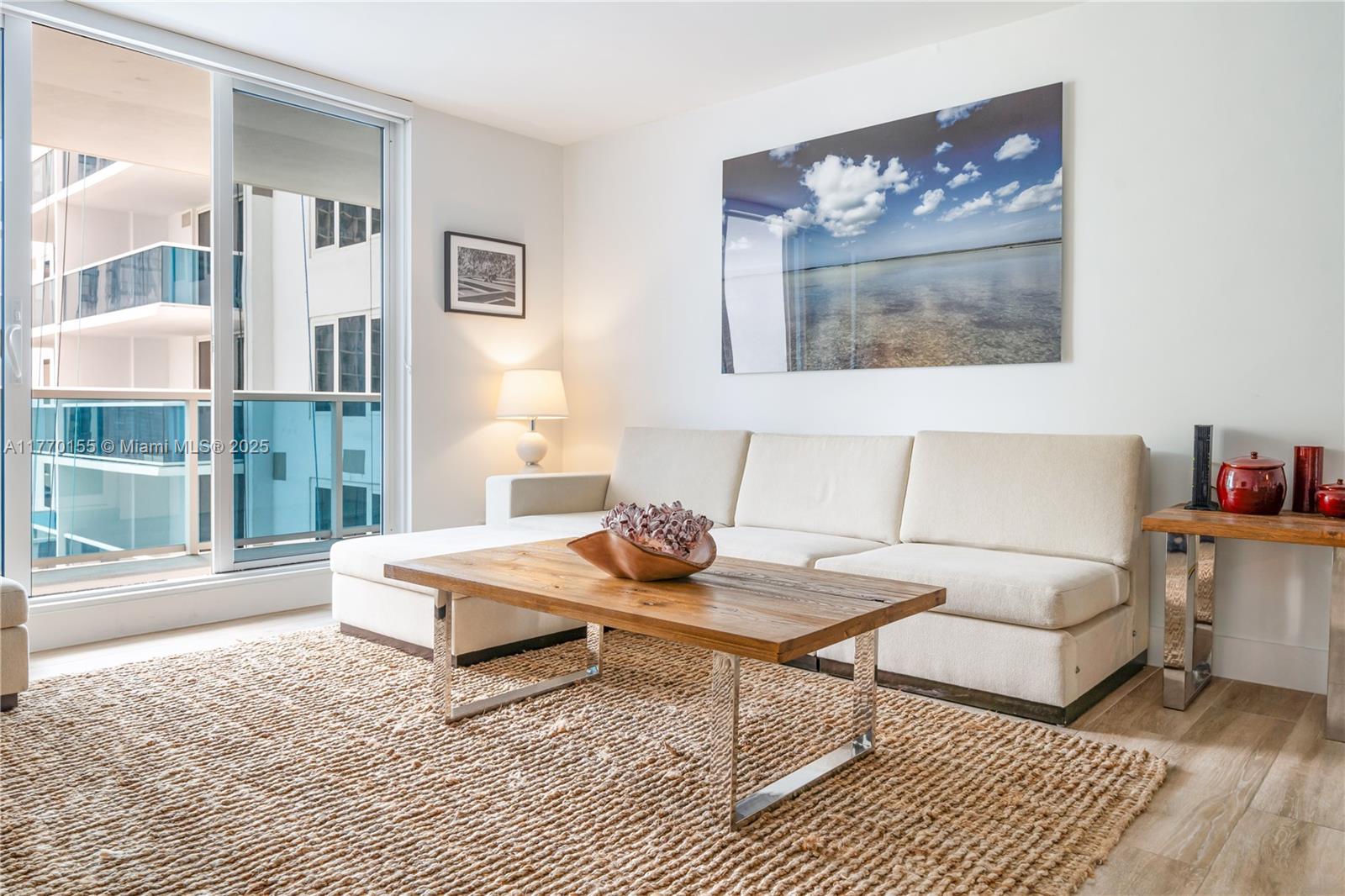 2301 Collins Ave 1001