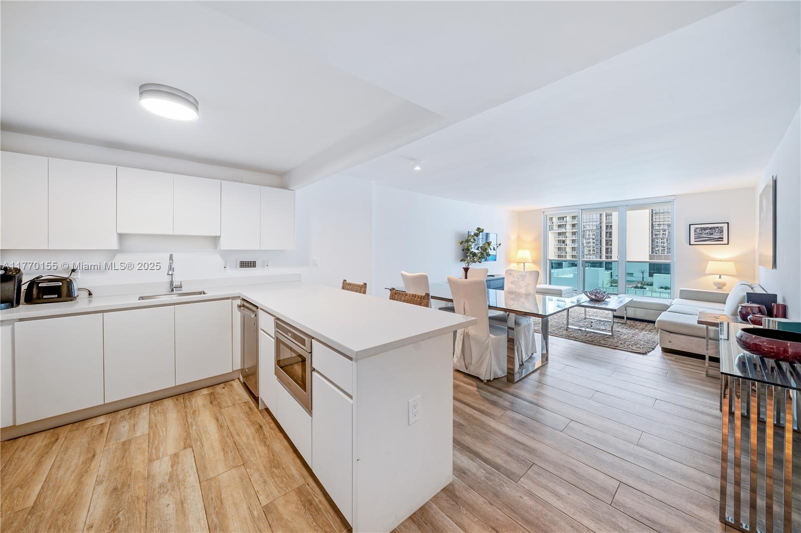 2301 Collins Ave 1001
