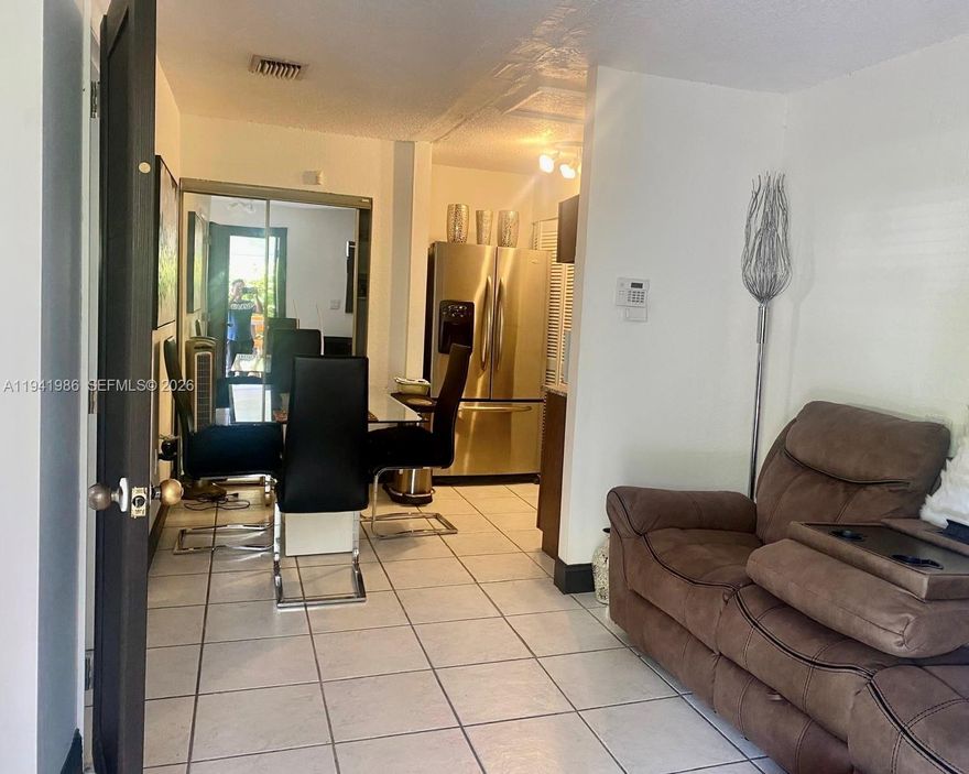 Beautiful 1/1 efficiency located in the heart of Kendall with No Association. Hurry it will not last!