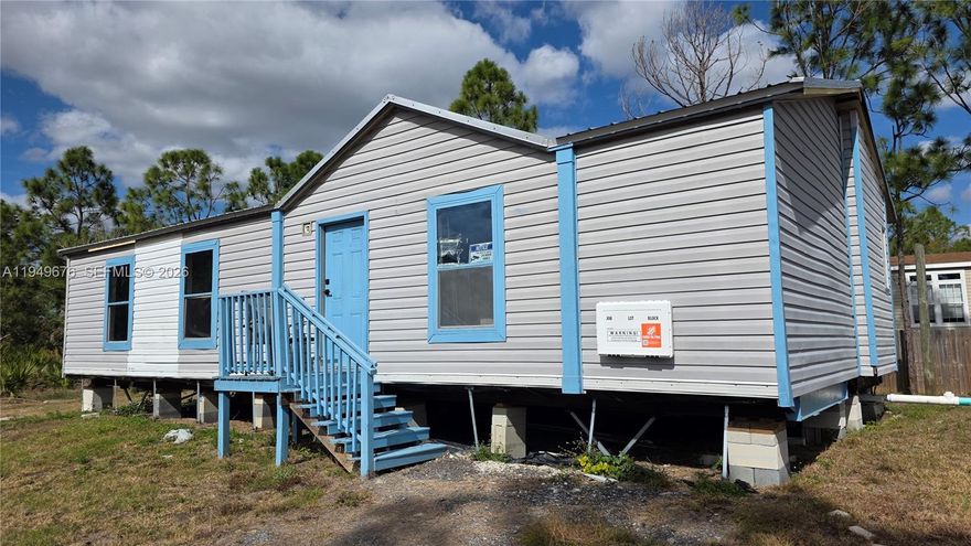 New manufactured home located on a private 0.65-acre lot in Punta Gorda, within Agricultural zoning and Flood Zone X in Charlotte County, offering added peace of mind and flexibility. This property is situated in a low-density residential area, providing privacy, space, and a quiet setting.
The home features a spacious living area with 3 bedrooms and 2 bathrooms, designed for comfortable and functional everyday living. The generous lot allows for outdoor enjoyment and future use consistent with agricultural zoning.
Strategic Location: Punta Gorda is ideally located halfway between Fort Myers and Sarasota, with easy access to I-75. Punta Gorda Airport is nearby, facilitating quick flights to many U.S. cities. The property is also close to some of Southwest Florida’s most desirable beaches, including Englewood Beach, Boca Grande, and Fort Myers Beach.
This property is ideal for those seeking a relaxed lifestyle away from the noise of larger cities. Wide streets, greater contact with nature, and a calm community atmosphere define the area.