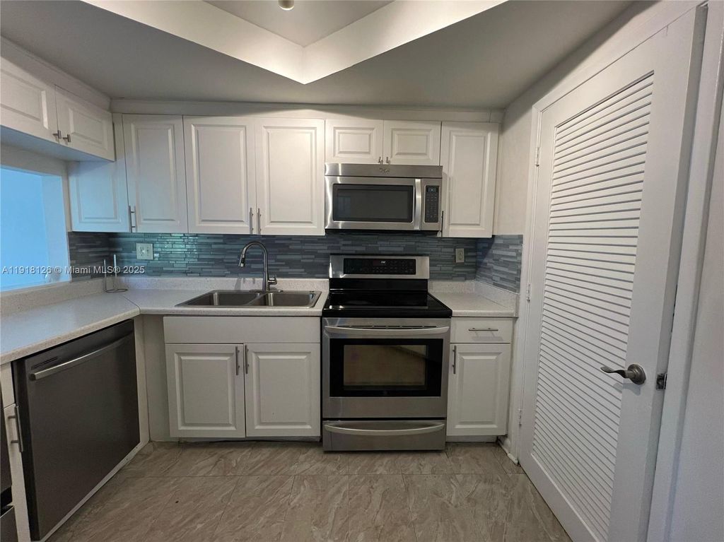 Photo of 721 SE 1st Way #B18, Deerfield Beach, FL 33441 (MLS # A11918126)