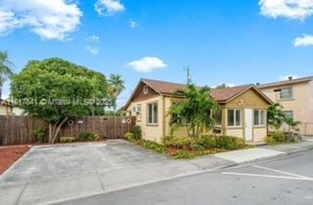 Photo of 1416 N 2nd Ave N, Lake Worth, FL 33460 (MLS # A11817841)