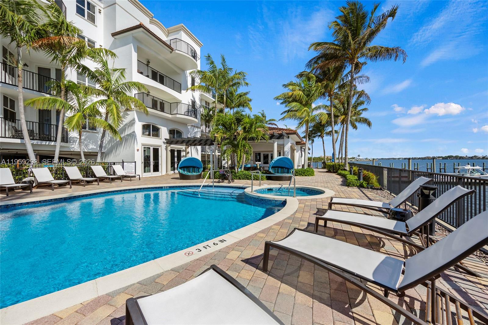 PENINSULA ON THE INTRACOA - Residential