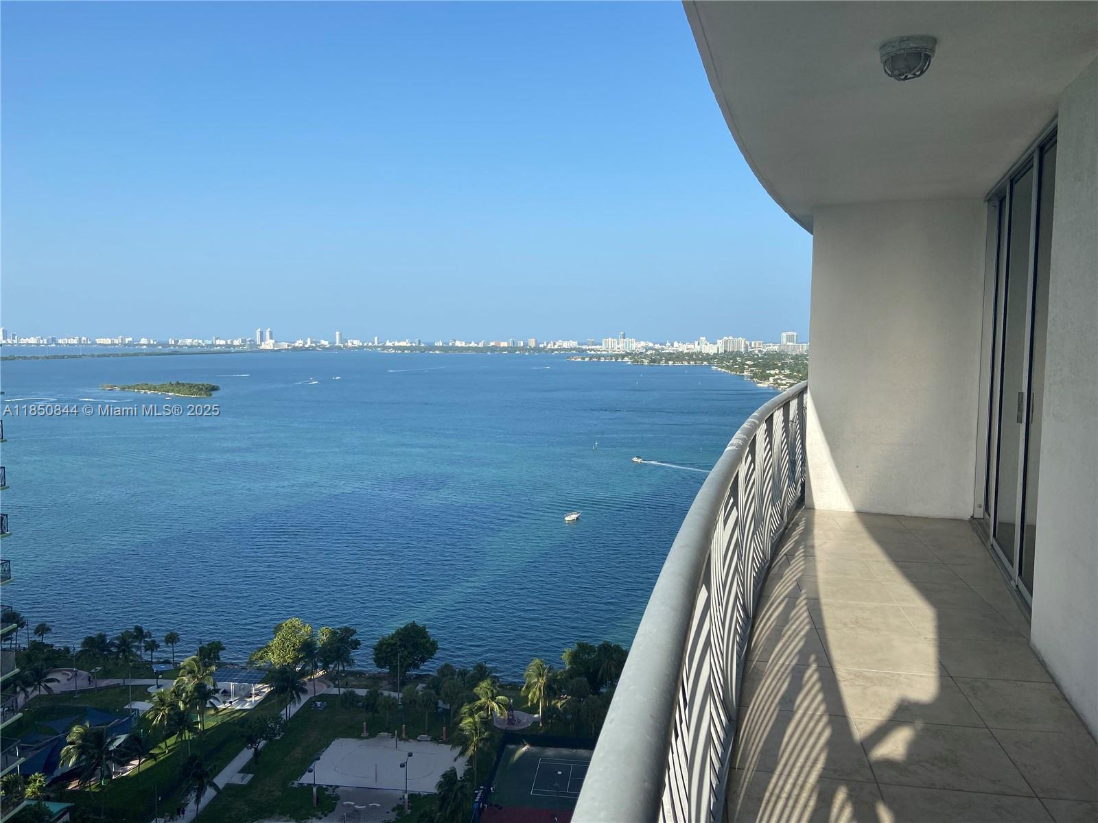 Great bay views from this 1 bed /1 bath unit in the heart of city’s Media and Entertainment District. Stainless steel appliances, granite counter top and tile floors. Washer & dryer in the unit. Rent includes water, basic cable and internet. One assigned parking space. Incredible amenities: pool, gym, BBQ area, TV/Club Room, Sauna and Spa. Walking distance to supermarkets, restaurants, park and shops.