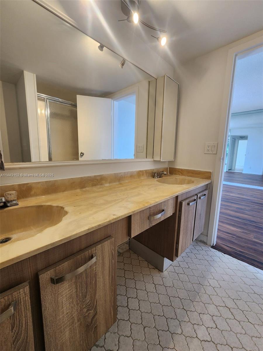 SAILBOAT CAY CONDO - Residential