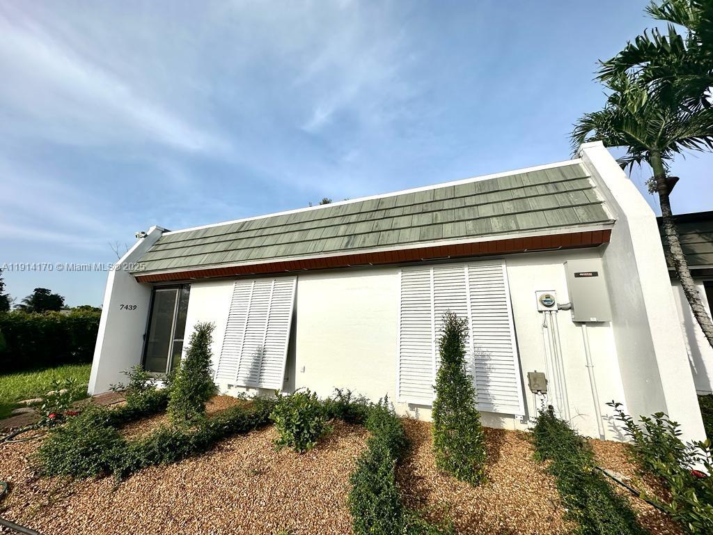 MIAMI LAKES GOLF COURSE V - Residential Lease