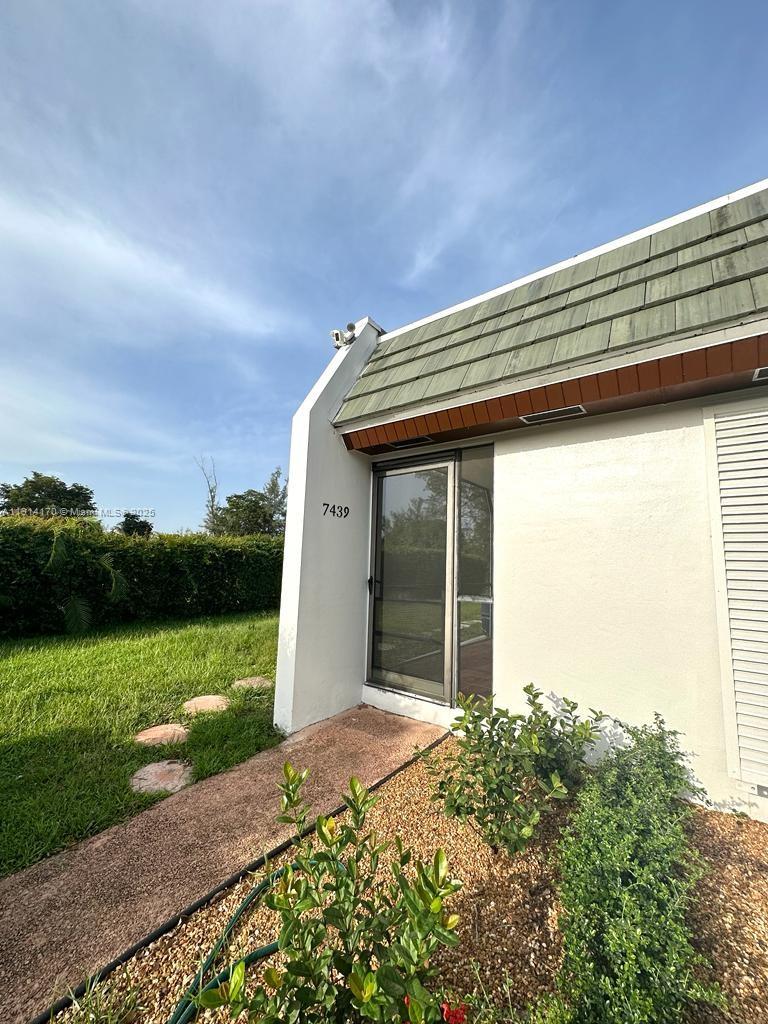 MIAMI LAKES GOLF COURSE V - Residential Lease