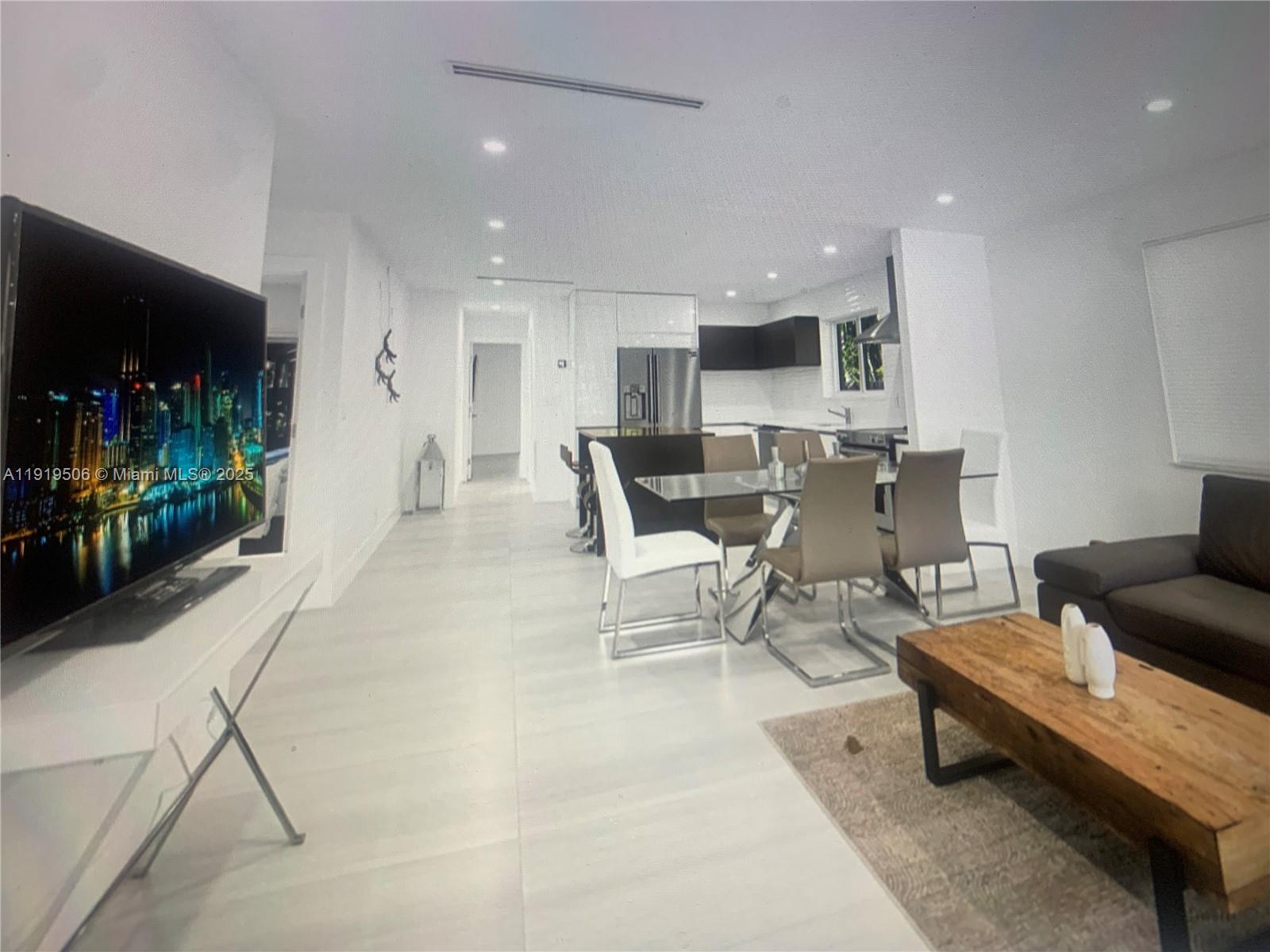 HOLLYWOOD - Residential Lease