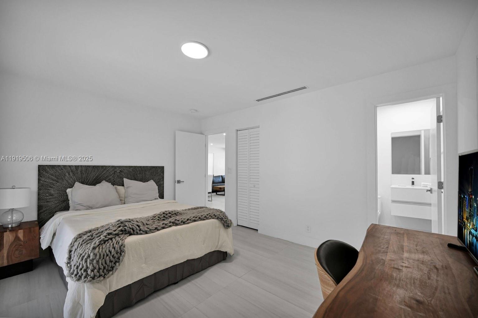 HOLLYWOOD - Residential Lease