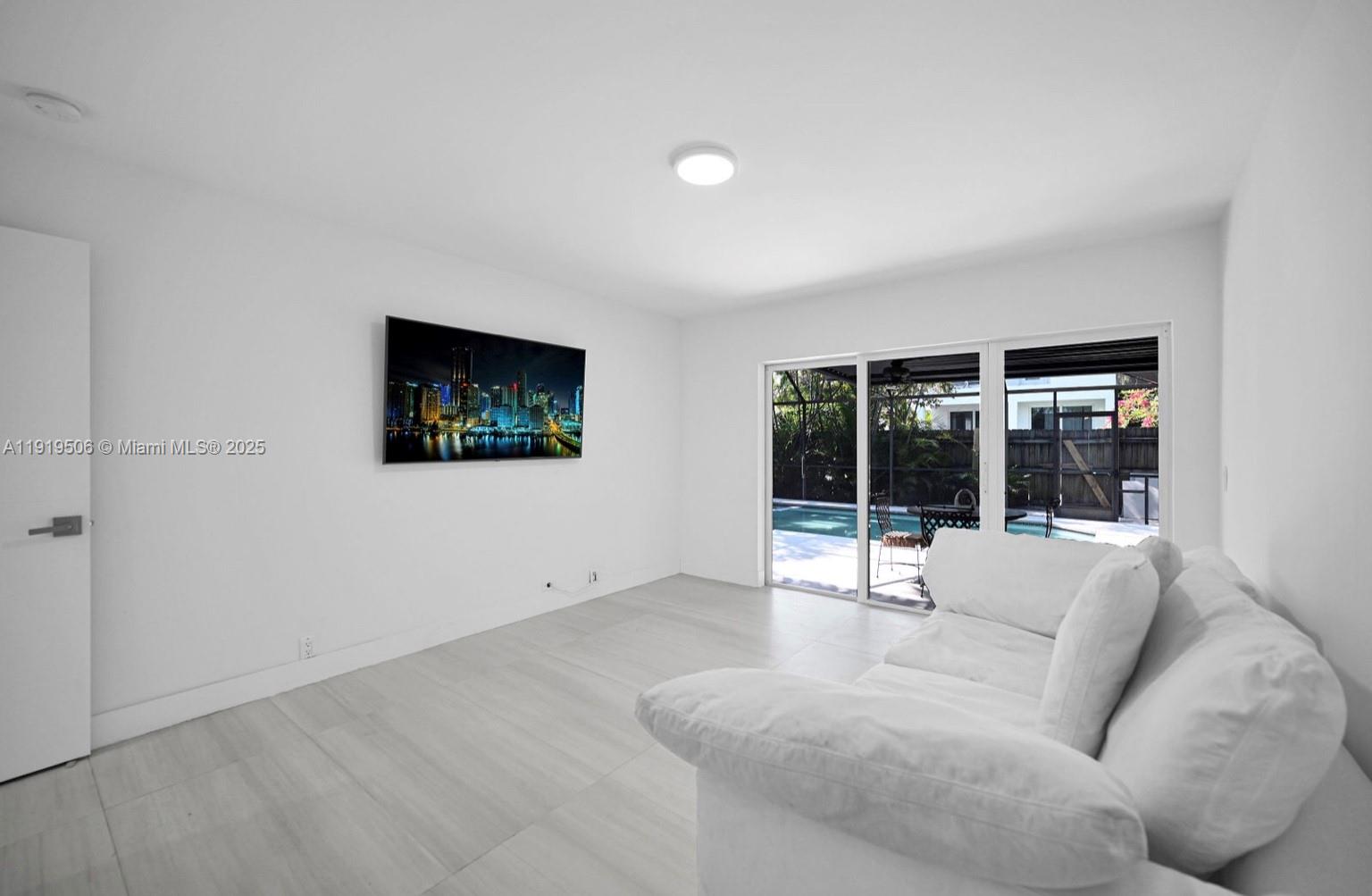 HOLLYWOOD - Residential Lease