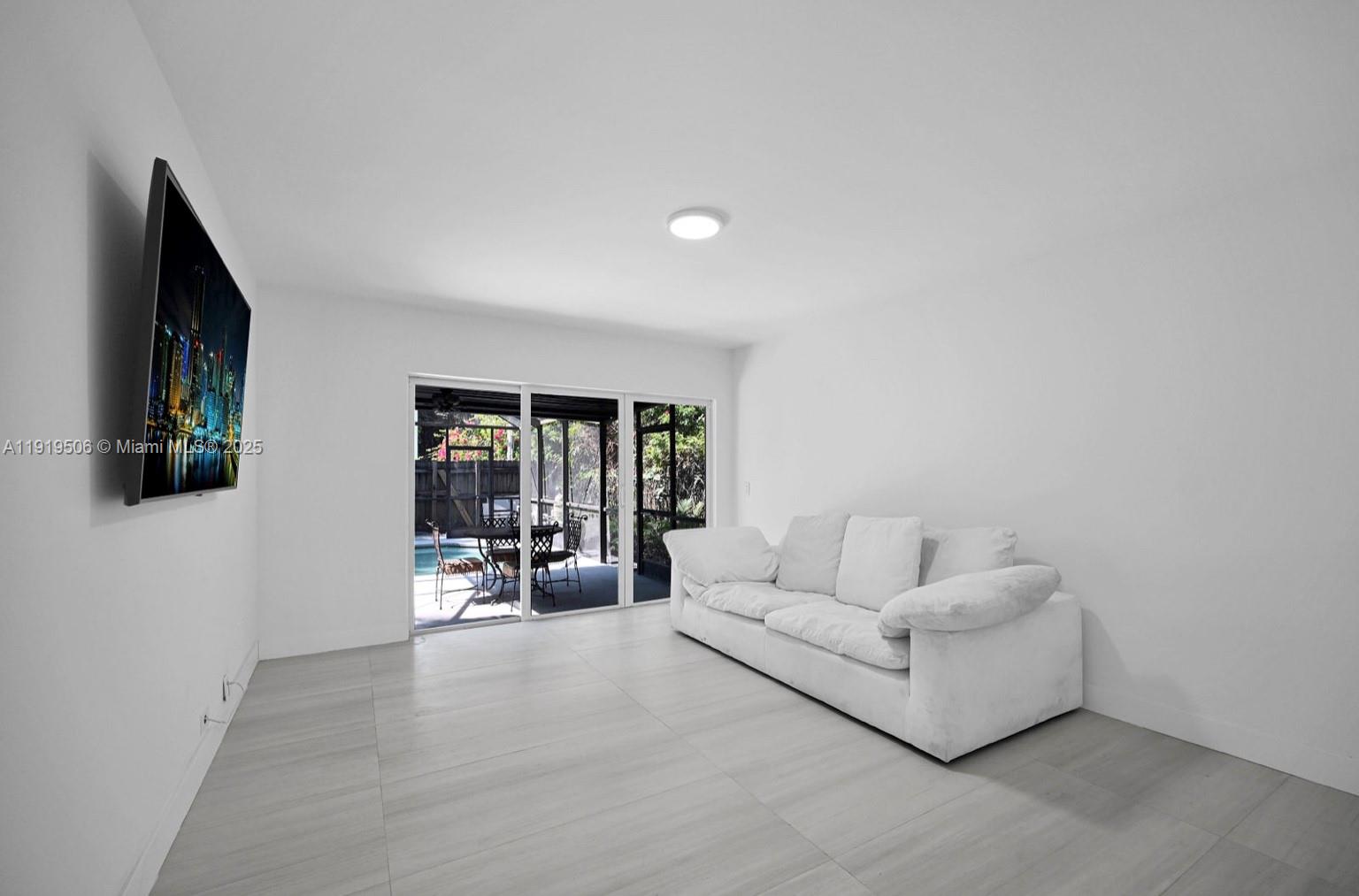 HOLLYWOOD - Residential Lease