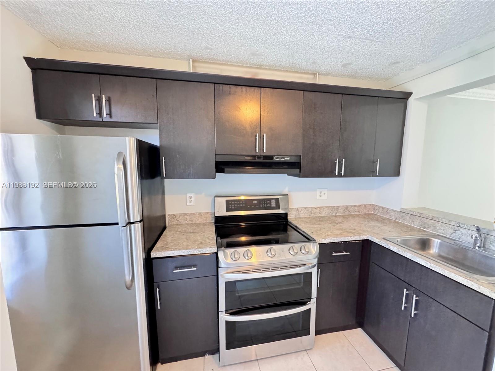 COURTS AT OAKLAND PARK - Residential Lease