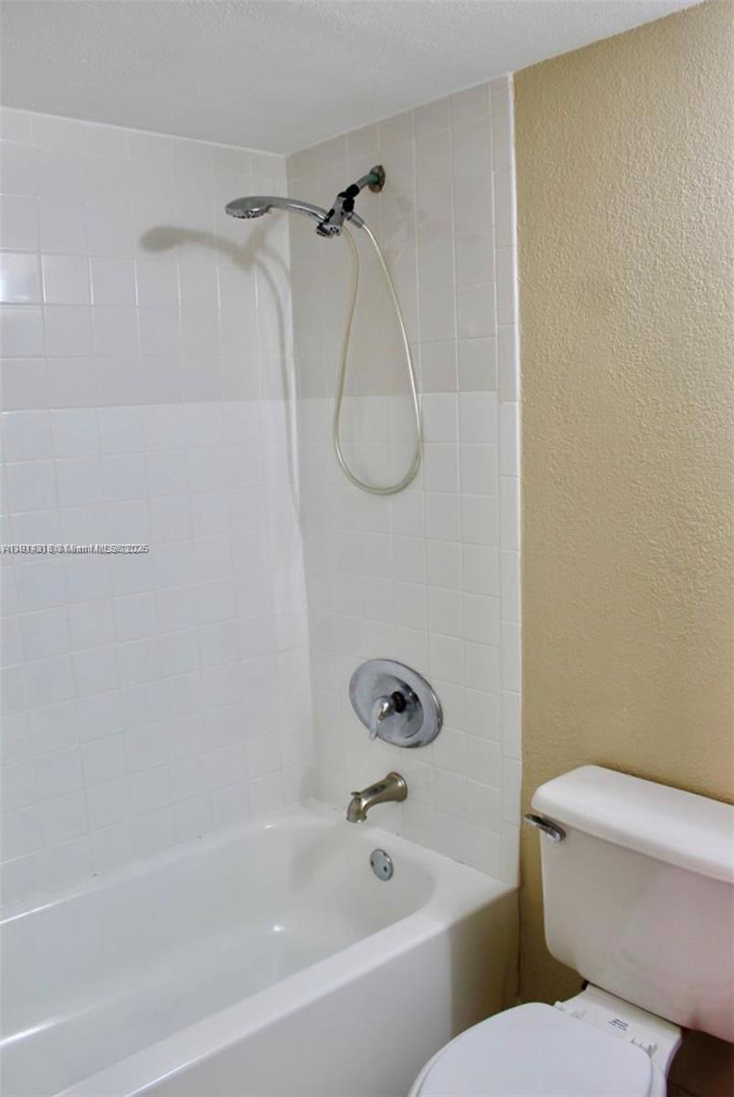 LAGUNA POINTE AT CALIF CL - Residential Lease