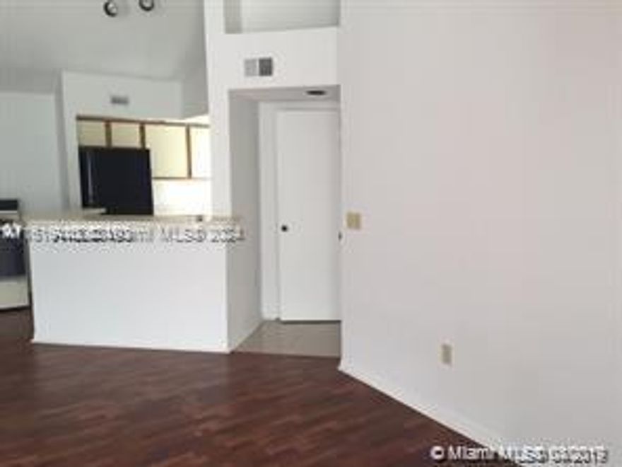 It is a spectacular place, with a beautiful community, great maintenance, a beautiful pool, a gymnasium and more. A unit already rented, can be rented immediately, fully remodeled