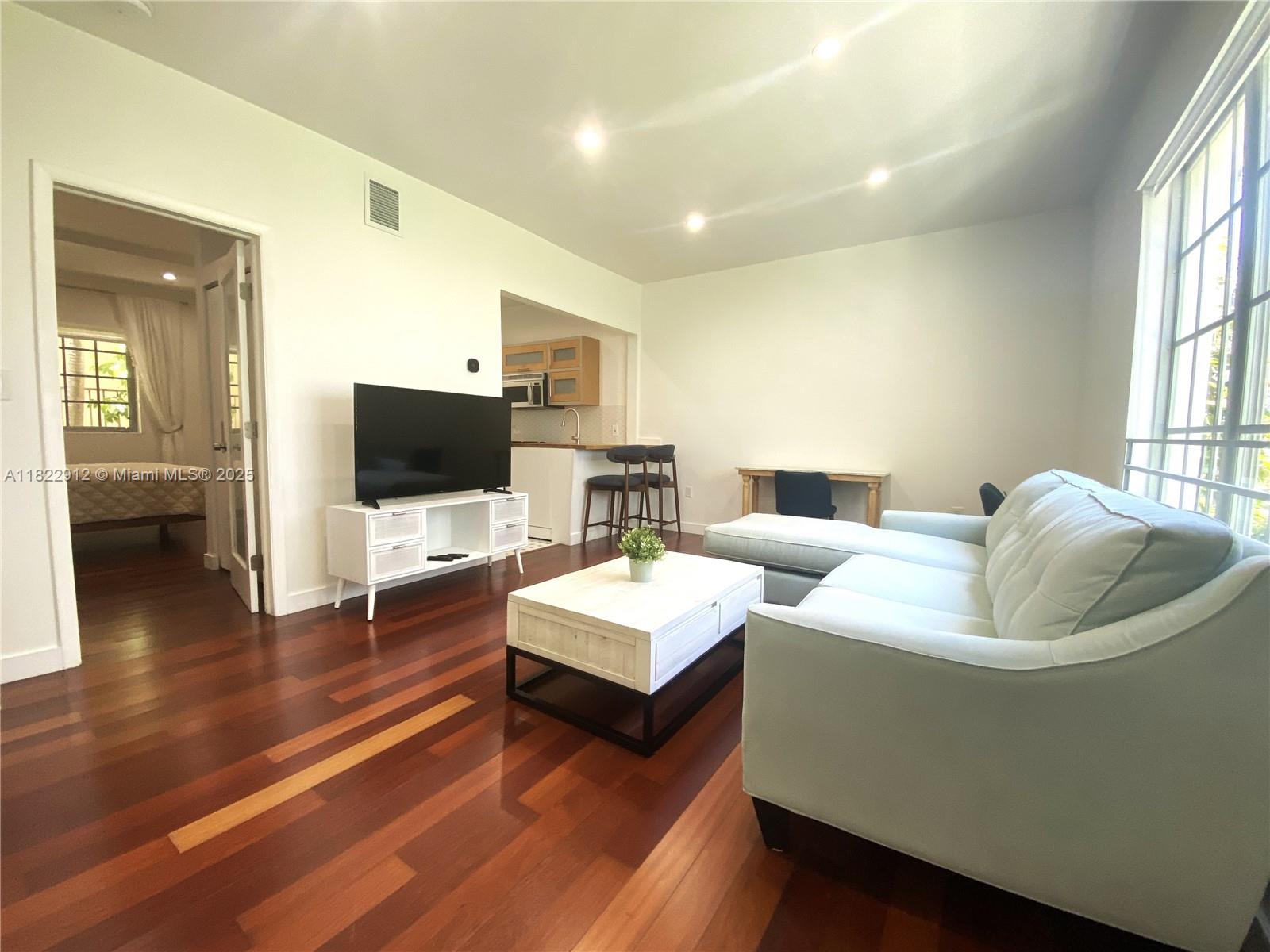 815 Euclid Ave 2, Miami Beach, Miami-Dade County, Florida - 1 Bedrooms  
1 Bathrooms - 